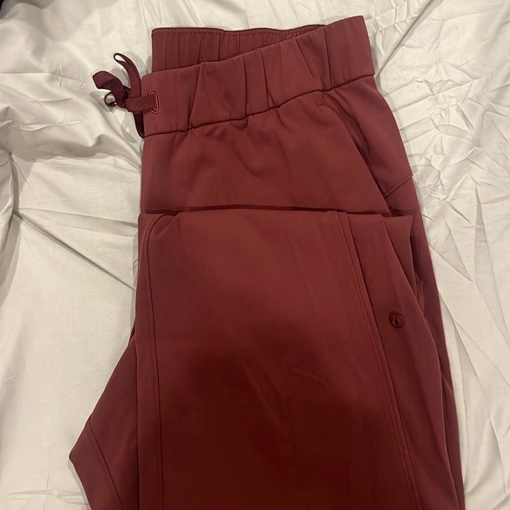 Lululemon women’s joggers size 6